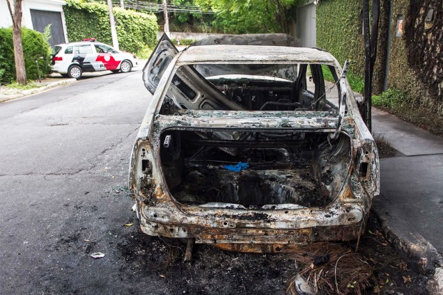 Corpo não identificado foi encontrado algemado, baleado e carbonizado dentro do porta-malas de um carro em chamas, em uma rua sem saída na região do Morumbi, em São Paulo (SP) - 02/11/2017