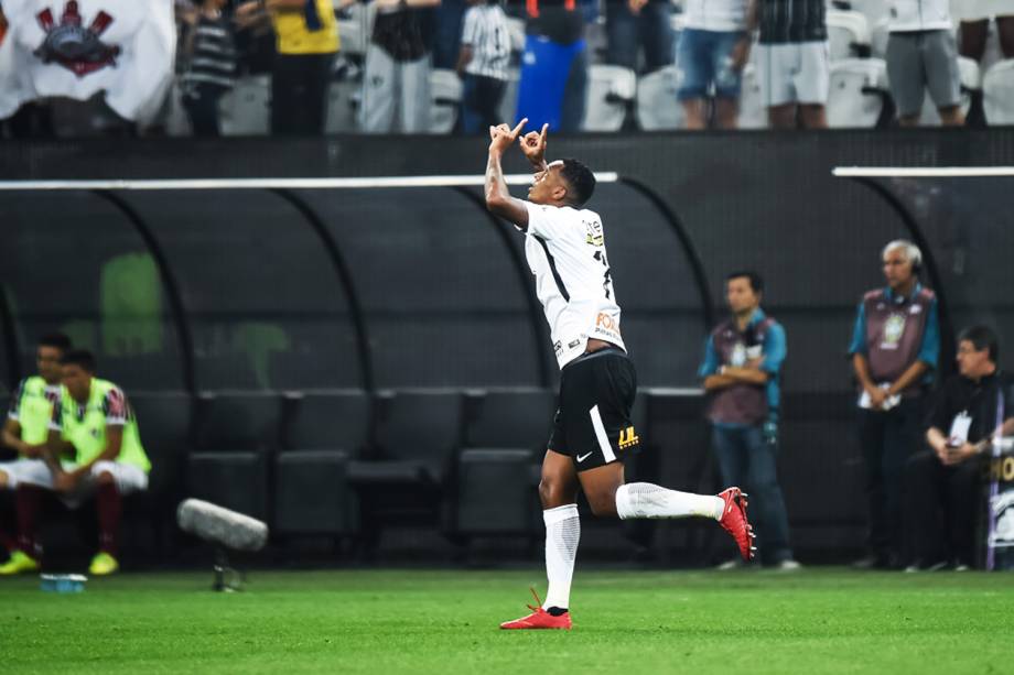 Jô, do Corinthians, comemora seu gol contra o Fluminense, pela 35ª rodada do Campeonato Brasileiro, no Itaquerão