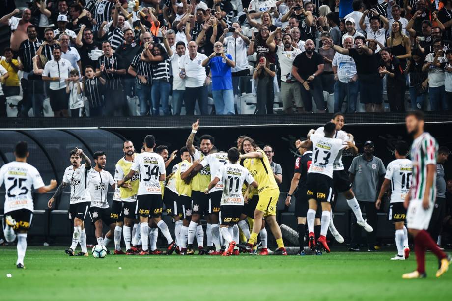 Jogadores do Corinthians, comemoram gol contra o Fluminense, pela 35ª rodada do Campeonato Brasileiro, no Itaquerão