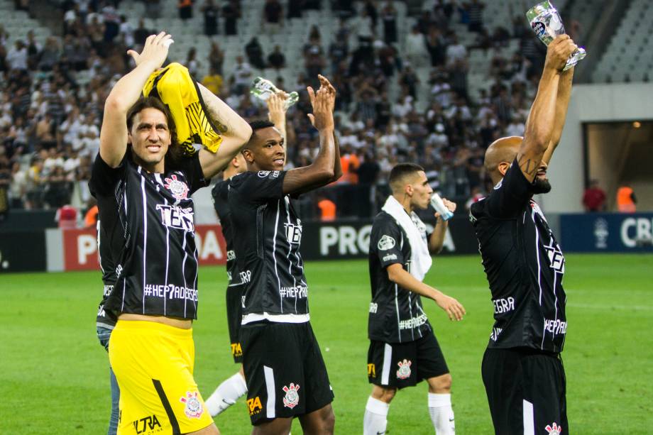 Jogadores do Corinthians comemoram título do Campeonato Brasileiro, após vencer o Fluminense, no Itaquerão - 15/11/2017