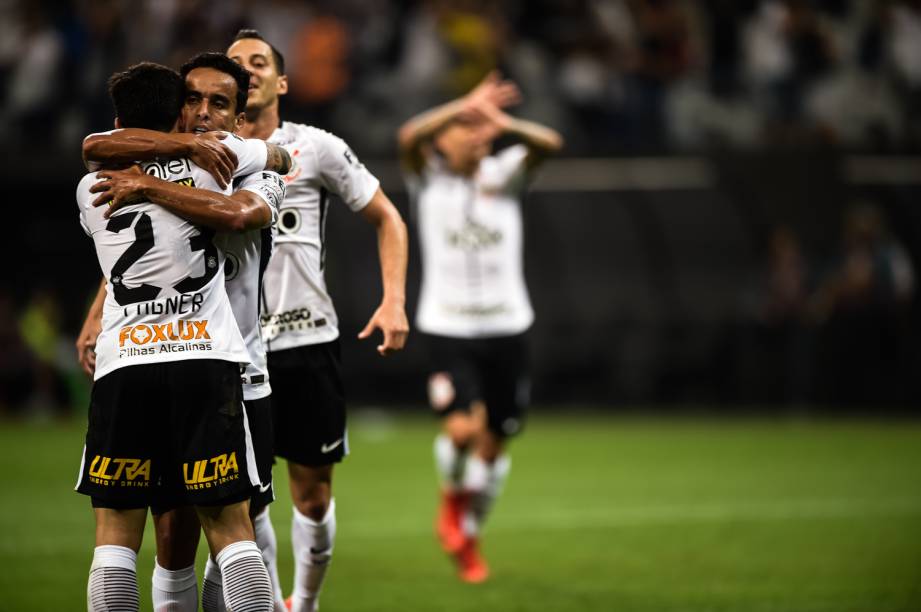 Jogadores do Corinthians comemoram gol de Jadson na vitória sobre o Fluminense em partida válida pela 35ª rodada do Campeonato Brasileiro no Itaquerão