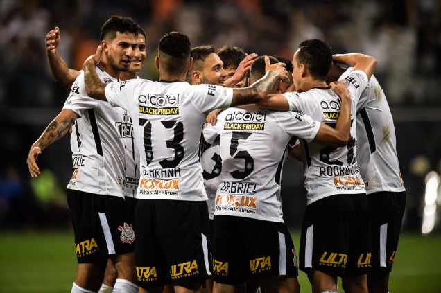 Jogadores do Corinthians comemoram gol de Jadson na vitória sobre o Fluminense em partida válida pela 35ª rodada do Campeonato Brasileiro no Itaquerão