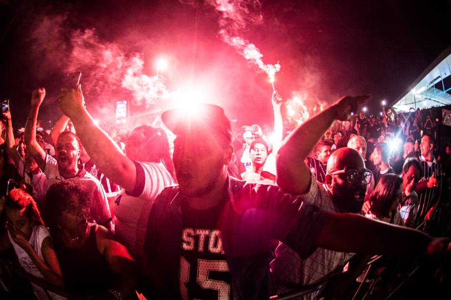 Torcida recepciona o ônibus do Corinthians antes da partida contra o Fluminense válida pela 35ª rodada do Campeonato Brasileiro no Itaquerão - 15/11/2017