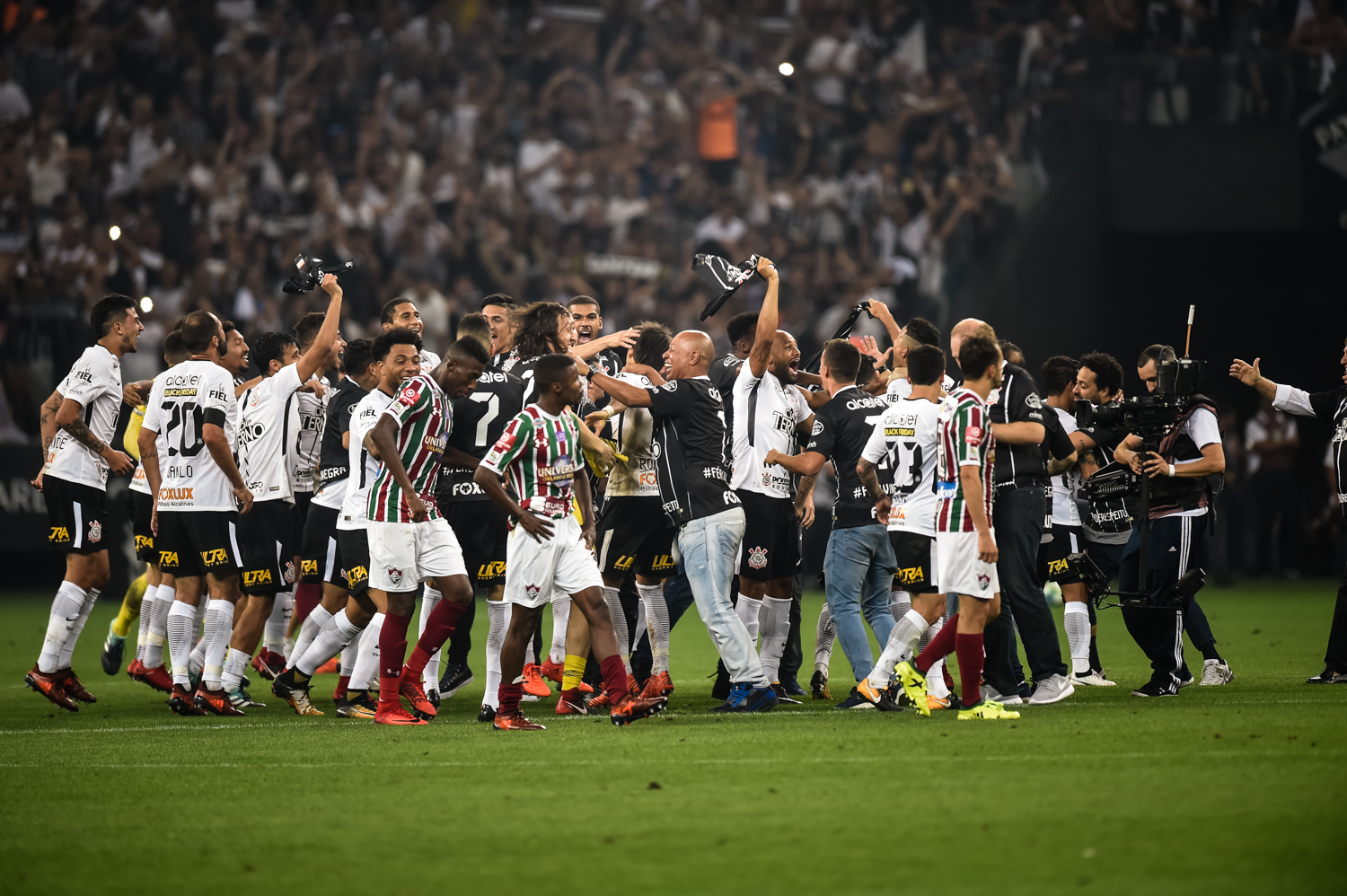 Corinthians Vence Fluminense De Virada E Conquista O Brasileirão - Placar