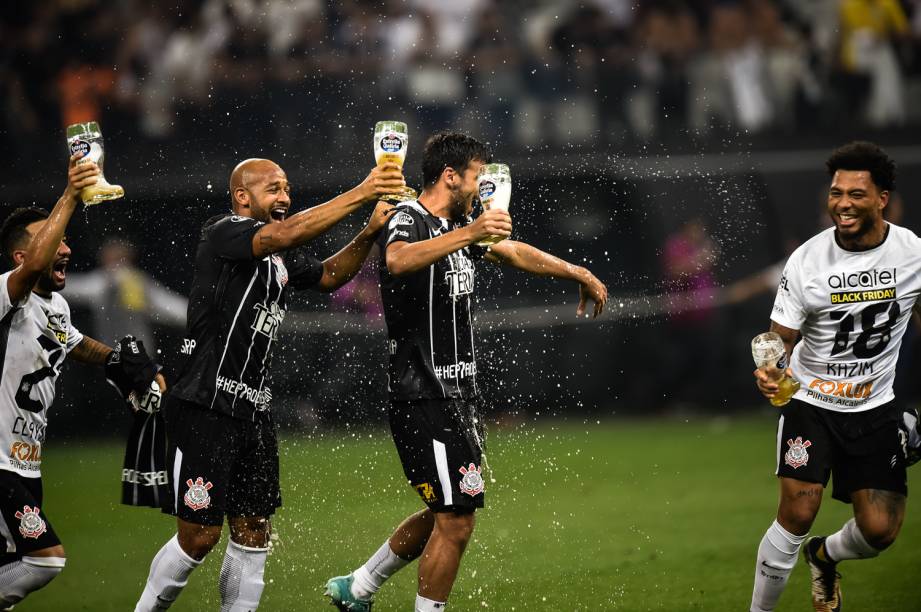 Jogadores do Corinthians comemoram a conquista do Campeonato Brasileiro 2017 após vitória sobre o Fluminense