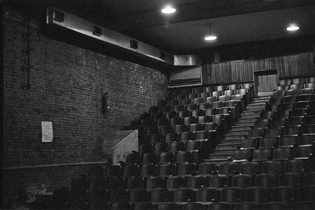 Vista geral da plateia do segundo Teatro Oficina, criado por Flávio Império. O palco ficava onde estão os olhos do leitor (foto de 1968)