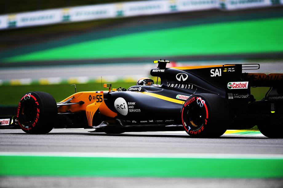 O piloto Carlos Sainz, da Renault, durante o segundo dia de treino livre para o Grande Prêmio do Brasil em Interlagos - 11/11/2017