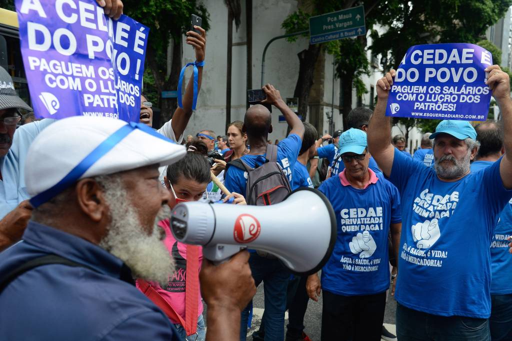 Manifestantes contr&aacute;rios &agrave; proposta de privatiza&ccedil;&atilde;o da Companhia Estadual de &Aacute;guas e Esgotos (Cedae) protestam no centro do Rio de Janeiro, em frente ao pr&eacute;dio da Assembl&eacute;ia Legislativa (Alerj) - 07/02/2017