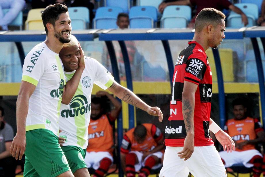 O jogador Tulio de Melo, da Chapecoense, comemora gol durante partida contra o Atlético-GO, no Estádio Olimpico em Goiânia (GO) - 19/11/2017