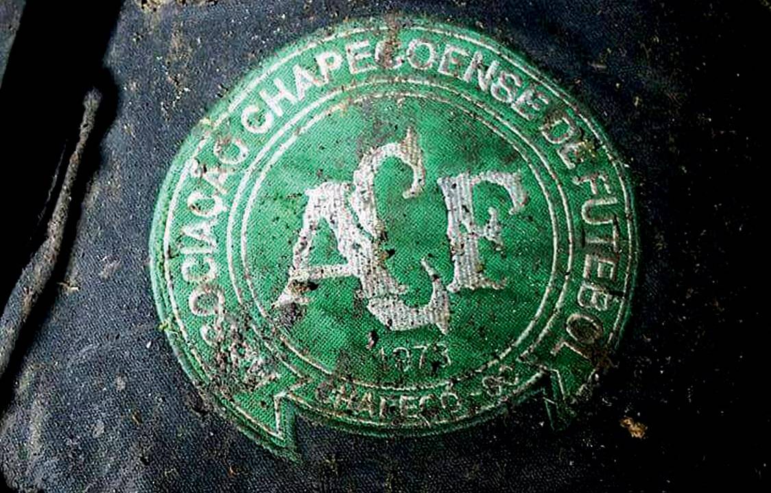 COL - FUTEBOL/CHAPECOENSE/TRAG¿DIA - INTERNACIONAL - O escudo da equipe da Chapecoense È visto em meio aos destroÁos do avi¿o que transportava o time para a ColÙmbia e caiu nesta terÁa-feira nas proximidades de MedellÌn, pouco antes de checar ao seu destino. A aeronave, da companhia aÈrea Lamia, da Venezuela, tinha 81 pessoas ¿ bordo. Uma das possibilidades È o avi¿o ter sofrido pane elÈtrica. Os sobreviventes est¿o sendo levados para dois hospitais da regi¿o prÛxima ao aeroporto Jose Maria CÛrdoba, em Rionegro, nas imediaÁ¿es de MedellÌn. 29/11/2016 - Foto: XINHUA/Noticias Telemedellin/XINHUA/ESTAD¿O CONTE¿DO