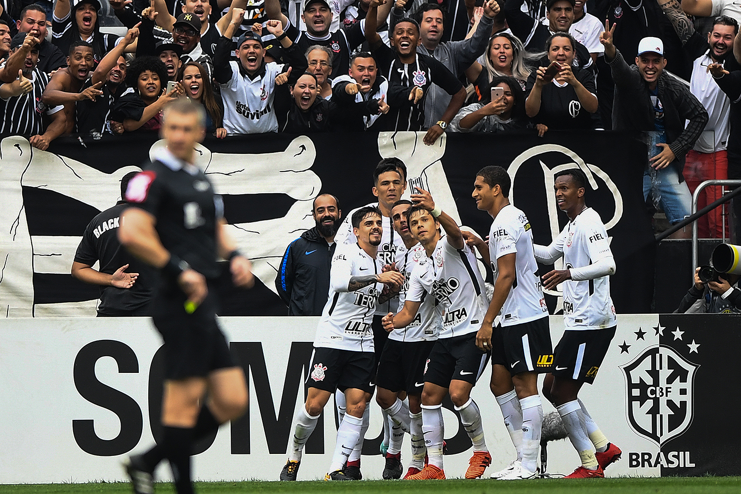Corinthians vence Palmeiras em jogo quente e encaminha ...
