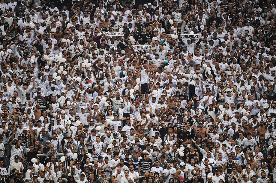 Torcida durante o jogo entre Corinthians e Palmeiras realizado no Arena Corinthians, Zona Leste de São Paulo. O Derby é válido pela 32ª rodada do Brasileirão 2017 - 05/10/2017