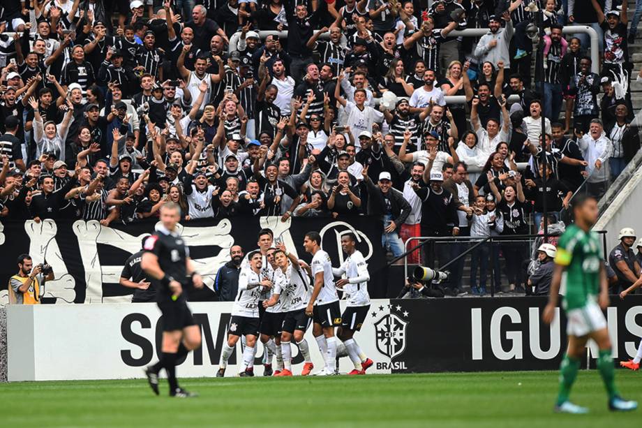 Romero do Corinthians comemora gol durante partida contra o Palmeiras válida pela 32ª rodada do Campeonato Brasileiro de 2017, na Arena Corinthians - 05/11/2017