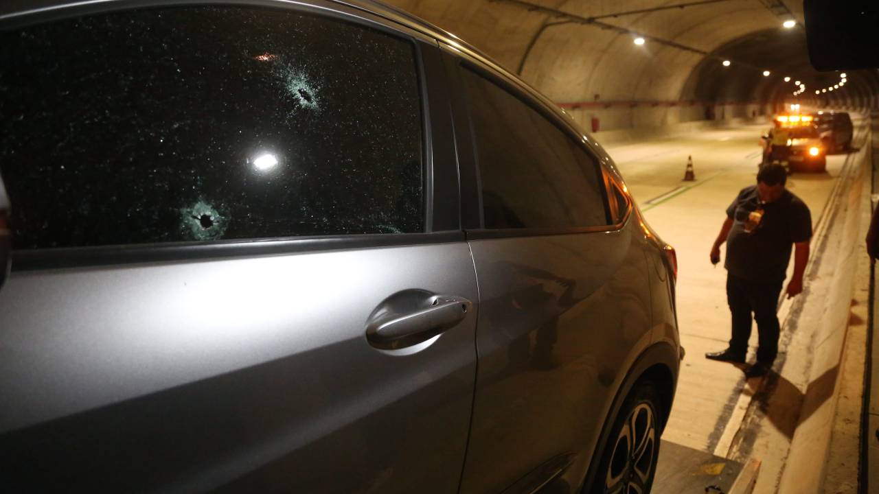 Uma tentativa de assalto no túnel Marcello Alencar, zona central do Rio de Janeiro, terminou com a morte de Ialdo Pimentel, coronel aposentado da FAB - 15/11/2017