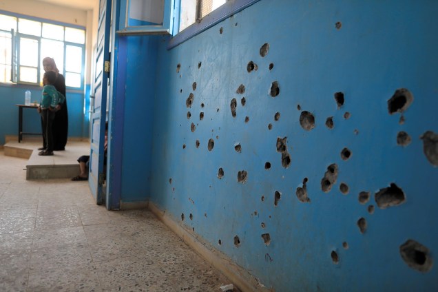 Buracos de bala são vistos em parede de uma escola na cidade de Raqqa, Síria - 21/08/2017