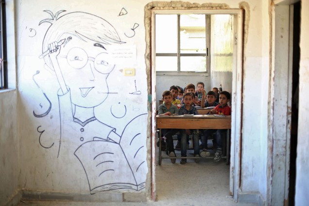 Crianças sírias participam de aula na cidade de Douma, controlado por rebeldes - 18/09/2017