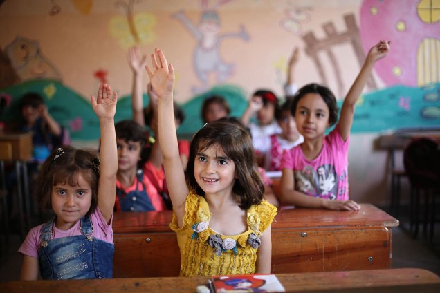 Crianças sírias participam de aula na cidade de Douma, controlado por rebeldes - 18/09/2017