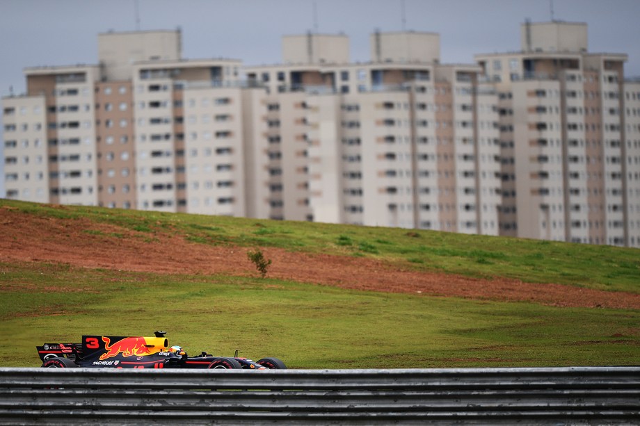O piloto australiano Daniel Ricciardo, da RBR, durante segundo dia de treino livre para o Grande Prêmio do Brasil, no Autódromo de Interlagos - 11/11/2017