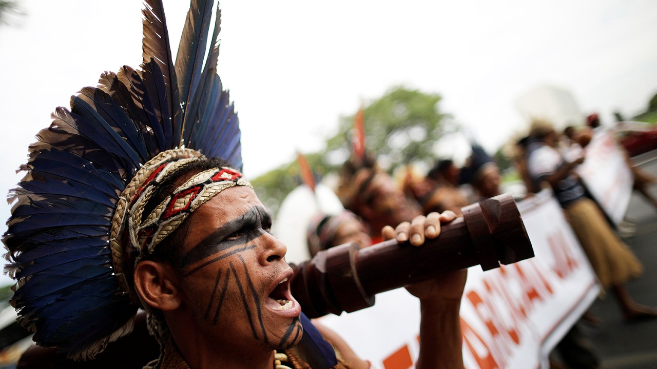 Índios marcham pela Esplanada dos Ministérios