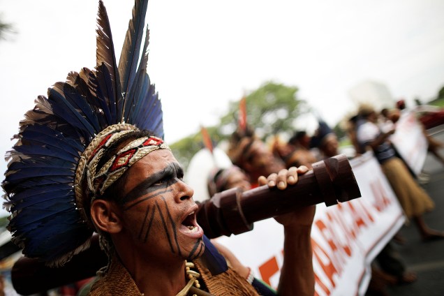 Índios marcham pela Esplanada dos Ministérios, em Brasília, pela demarcação de terras indígenas - 23/11/2017