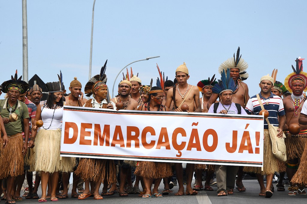 Índios marcham pela Esplanada dos Ministérios