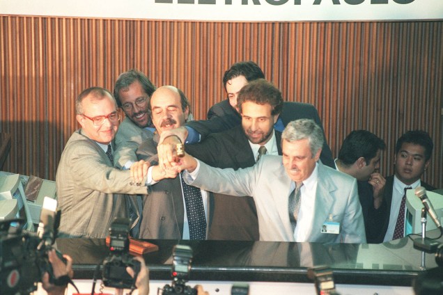 Comemoração ao final do leilão de privatização da Eletropaulo, na Bovespa, em São Paulo - 15/04/1998