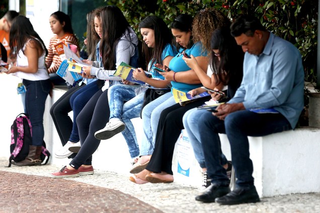 Estudantes aproveitam minutos antes do início da prova do ENEM para estudar, em frente aos portões da UNIP Vergueiro, em São Paulo