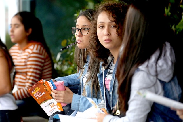Estudantes aproveitam minutos antes do início da prova do ENEM para estudar, em frente aos portões da UNIP Vergueiro, em São Paulo
