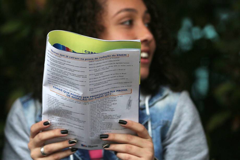 Estudantes se preparam minutos antes da prova do ENEM, no campus da UNIP da Avenida Vergueiro, em São Paulo