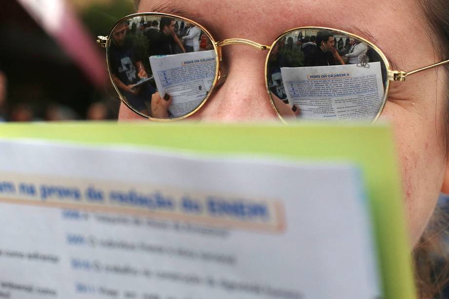 Estudantes se preparam minutos antes da prova do ENEM, no campus da UNIP da Avenida Vergueiro, em São Paulo