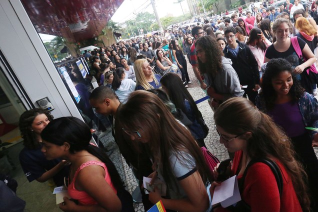 Portões se abrem e estudantes se encaminham para fazer a prova do ENEM deste ano, no campus da UNIP da Avenida Vergueiro, em São Paulo