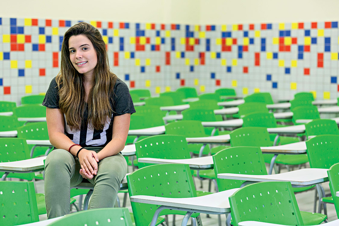 Belo Horizonte_MG, 31 de Outubro 2017 Revista Veja - Escolhas bem avaliadas no ENEM Na foto, a aluna Clara Leal, estudante de medicina na UFMG, fez seu preparat&Ucirc;rio no colegio Bernoulli, que tem o melhor desempenho no ENEM na cidade Foto: Leo Drumond / NITRO