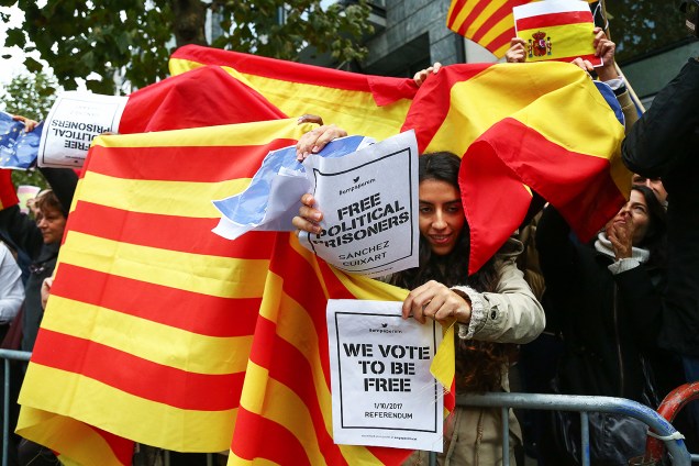 Manifestantes se reúnem na Catalunha - 31/10/2017