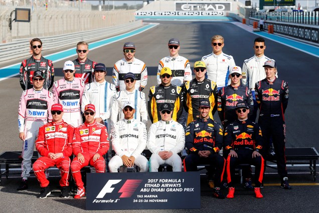Os 20 pilotos da Fórmula 1 posam para foto no Circuito Yas Marina, nos Emirados Árabes Unidos - 26/11/2017