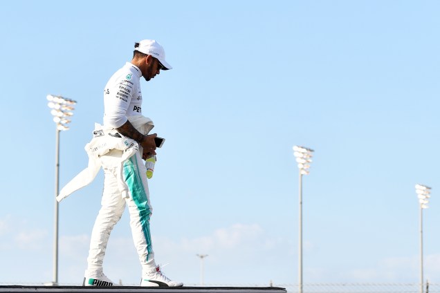 O piloto britânico Lewis Hamilton, da Mercedes, antes da largada para o Grande Prêmio de Abu Dhabi de Fórmula 1,  realizado no Circuito Yas Marina, nos Emirados Árabes Unidos - 26/11/2017