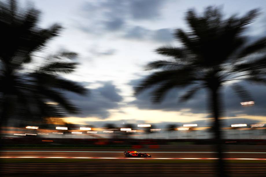 O piloto Max Verstappen, da equipe Red Bull, durante o Grande Prêmio de Abu Dhabi de Fórmula 1, realizado no Circuito Yas Marina - 26/11/2017