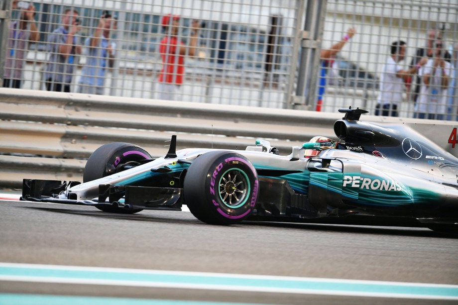 O piloto Lewis Hamilton, da equipe Mercedes, durante o Grande Prêmio de Abu Dhabi de Fórmula 1, realizado no Circuito Yas Marina - 26/11/2017