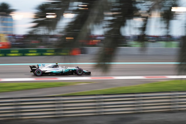 O piloto Valtteri Bottas, da equipe Mercedes, durante o Grande Prêmio de Abu Dhabi de Fórmula 1, realizado no Circuito Yas Marina - 26/11/2017