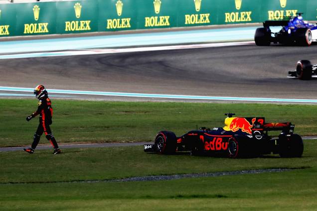O piloto Daniel Ricciardo, da equipe Red Bull Racing, caminha após abandonar prova durante o Grande Prêmio de Abu Dhabi de Fórmula 1, realizado no Circuito Yas Marina - 26/11/2017 O piloto Daniel Ricciardo, da equipe Red Bull Racing, caminha após abandonar prova durante o Grande Prêmio de Abu Dhabi de Fórmula 1, realizado no Circuito Yas Marina - 26/11/2017