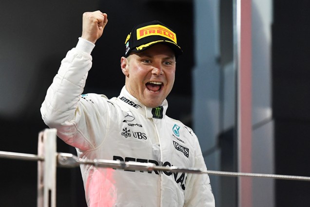 Valtteri Bottas comemora após vencer o Grande Prêmio de Abu Dhabi de Fórmula 1 - 26/11/2017