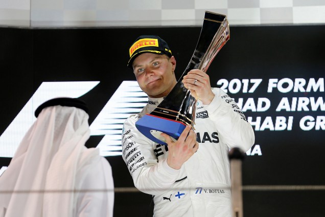 O piloto Valtteri Bottas levanta troféu após vencer o Grande Prêmio de Abu Dhabi de Fórmula 1, realizado no Circuito Yas Marina - 26/11/2017