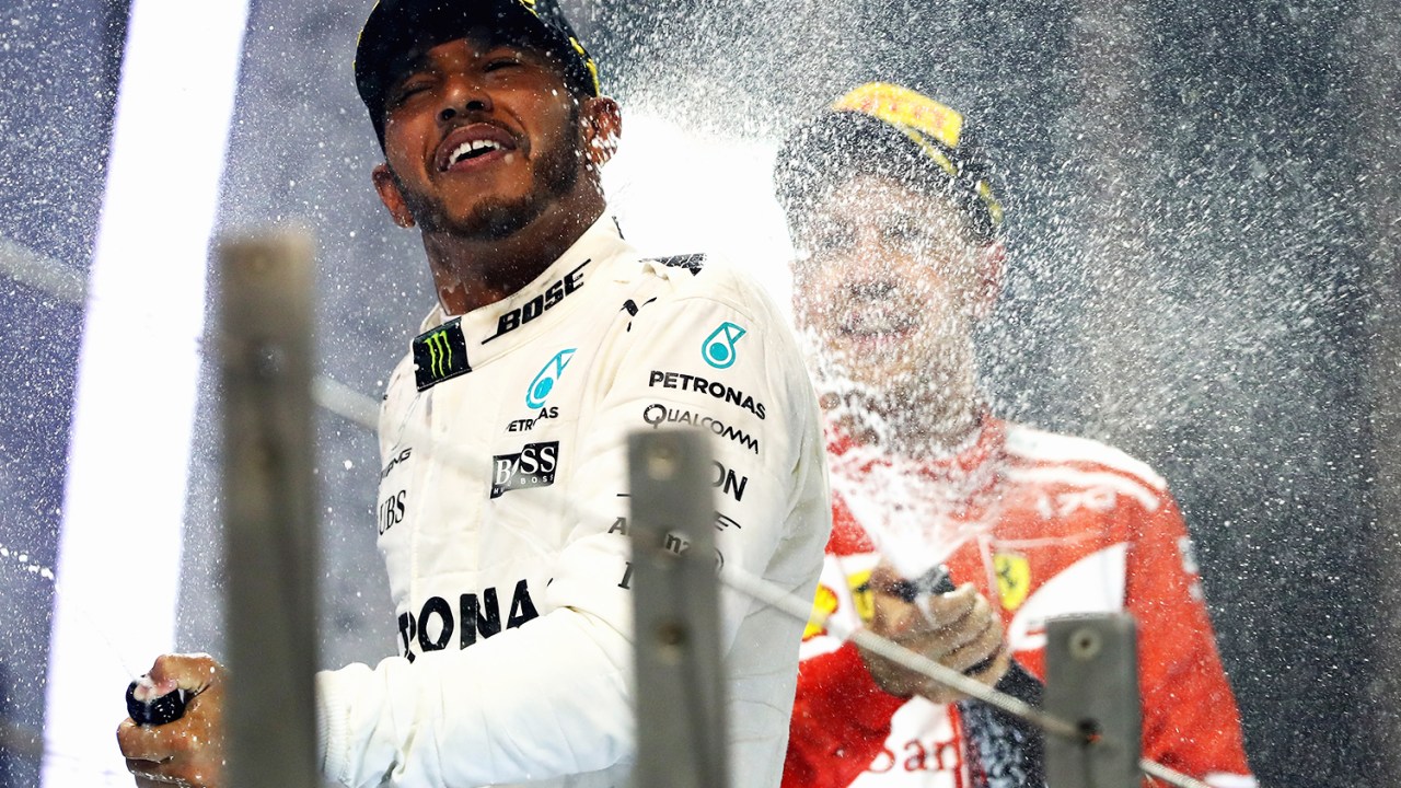 Os pilotos Lewis Hamilton e Sebastian Vettel - segundo e terceiro lugares respectivamente - comemoram pódio após o Grande Prêmio de Abu Dhabi de Fórmula 1, realizado no Circuito Yas Marina - 26/11/2017