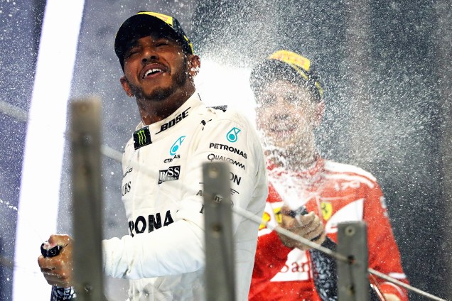 Os pilotos Lewis Hamilton e Sebastian Vettel - segundo e terceiro lugares respectivamente - comemoram pódio após o Grande Prêmio de Abu Dhabi de Fórmula 1, realizado no Circuito Yas Marina - 26/11/2017