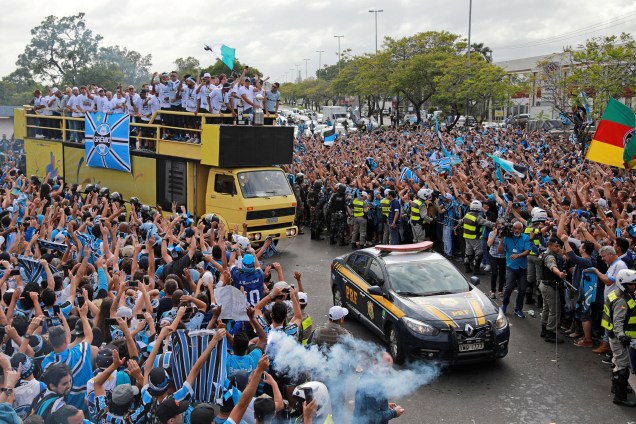 Torcida do Grêmio invade as ruas de Porto Alegre para celebrar com o time o tricampeonato da Libertadores após vitória sobre o Lanúns na Argentina - 30/11/2017
