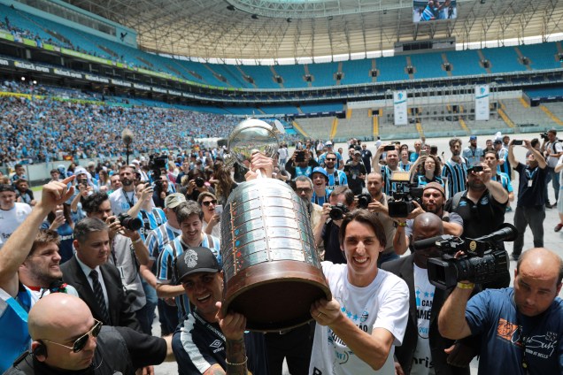 Pedro Geromel ergue a taça da Libertadores durante comemoração com a torcida na Arena do Grêmio em Porto Alegre - 30/11/2017