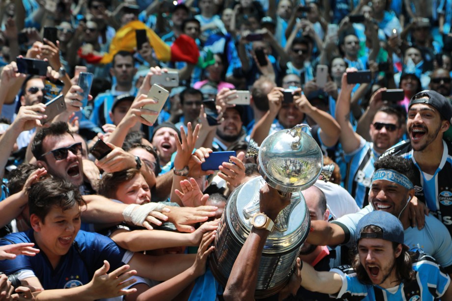 Torcida gremista comemora o título da Libertadores  na Arena do Grêmio em Porto Alegre - 30/11/2017