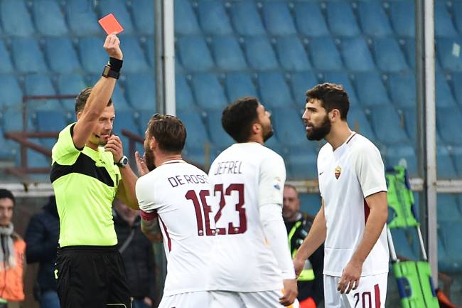 O jogador Daniele De Rossi, da Roma, é expulso após acertar tapa no rosto de adversário, durante partida contra o Genoa, válida pelo Campeonato Italiano - 26/11/2017