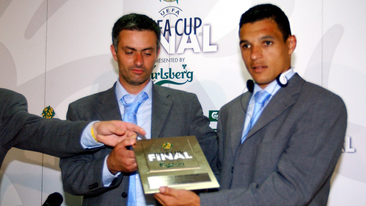 O jogador do Porto, Derlei, recebe de José Mourinho a placa de melhor jogador da partida, após jogo entre Porto x Celtic - 21/05/2003