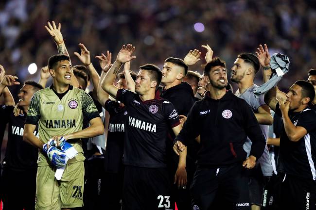 Jogadores do Lanús comemoram após vencerem o River Plate de virada e garantirem vaga para a final da Taça Libertadores da América, em partida realizada em Buenos Aires - 31/10/2017