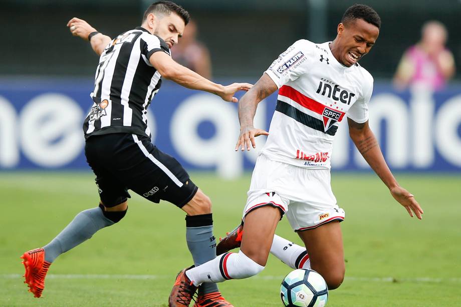 Rodrigo Pimpão (esq), e Militão (dir), durante partida entre Botafogo e São Paulo, válida pela 36ª rodada do Campeonato Brasileiro, realizada no Estádio do Pacaembu - 19/11/2017